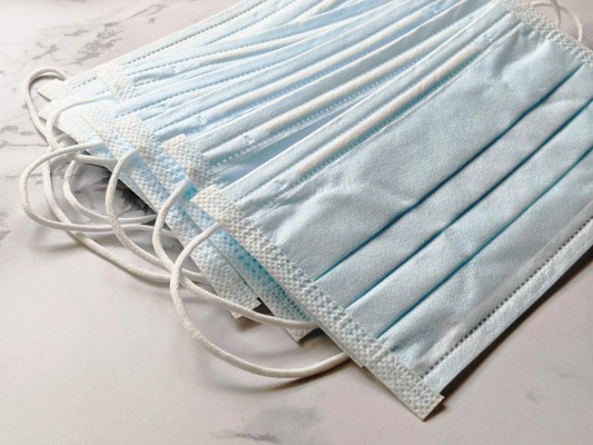 ¿Qué lado del cubrebocas quirúrgico debe ir hacia fuera y cuál hacia dentro?