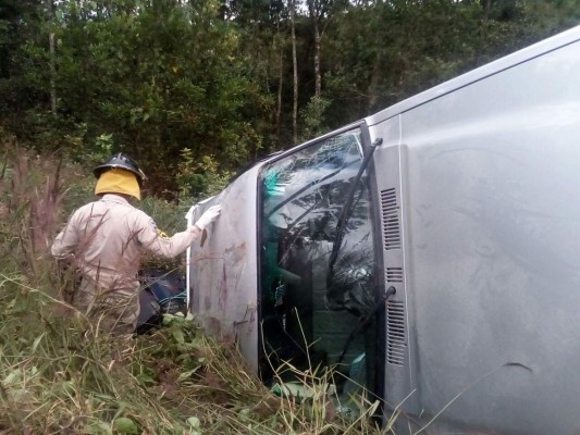 Varios heridos deja accidente entre bus y pickup en Intibucá