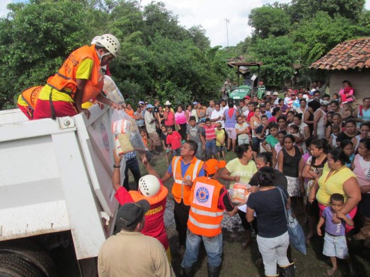 Llevan alimentos a zonas inundadas de Honduras