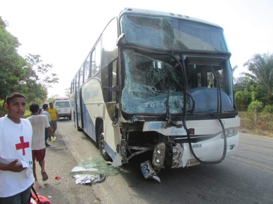 Hondureña muere arrollada por buses que peleaban vía
