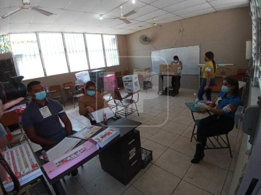 A medias se cumplen medidas de bioseguridad durante jornada de elecciones primarias e internas en Honduras (Fotos)