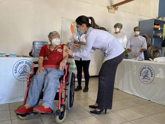 Dos adultos mayores los primeros en recibir la vacuna contra el Covid en Costa Rica