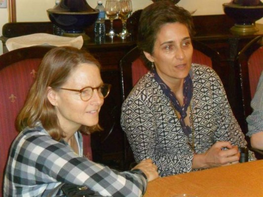 Jodie Foster se reune con hija de Raúl Castro