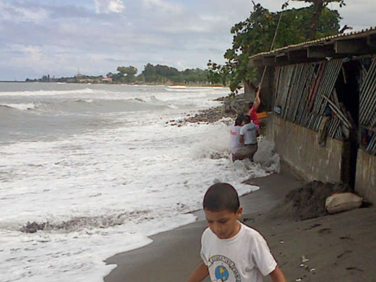 Fuerte oleaje provoca daños a viviendas en La Ceiba