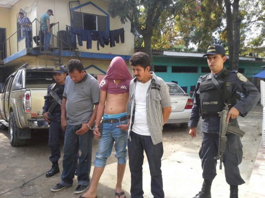 Capturan a padre e hijo acusados por extorsionar a comerciantes