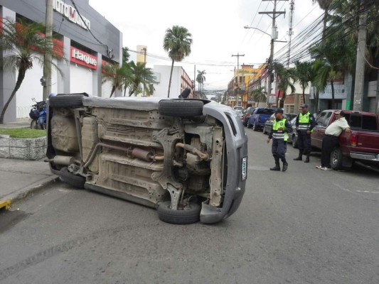 Camioneta se da vuelta al chocar con camión en San Pedro Sula