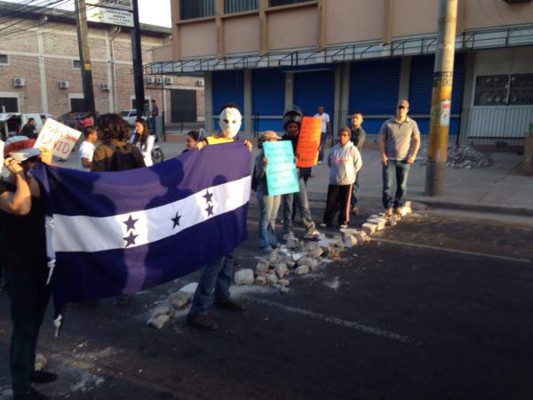 Policía desaloja a manifestantes en Tegucigalpa