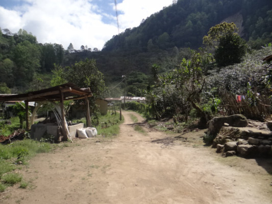 Derrumbe tiene en zozobra a 44 familias