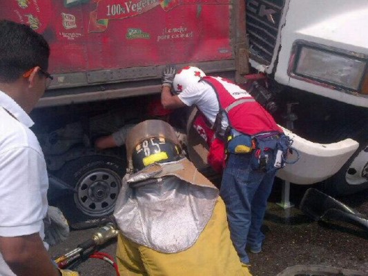 Honduras: Rescatan a hombre atrapado en carro tras accidente