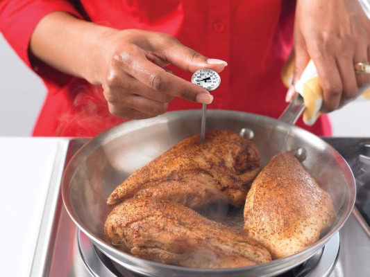 Recomiendan usar termómetro para cocinar pollo