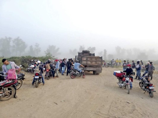 Un calvario cruzar en balsa entre Olanchito y Arenal, Yoro