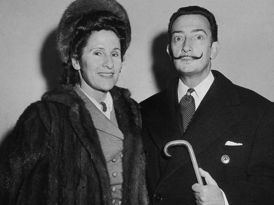La surrealista exhumación de Salvador Dalí, 28 años después de su muerte  