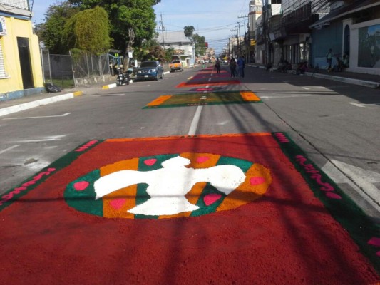 Coloridas alfombras, un atractivo religioso en La Ceiba