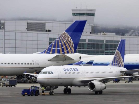 Pasajera con síntomas de ébola en un avión es hospitalizada en Nueva Jersey