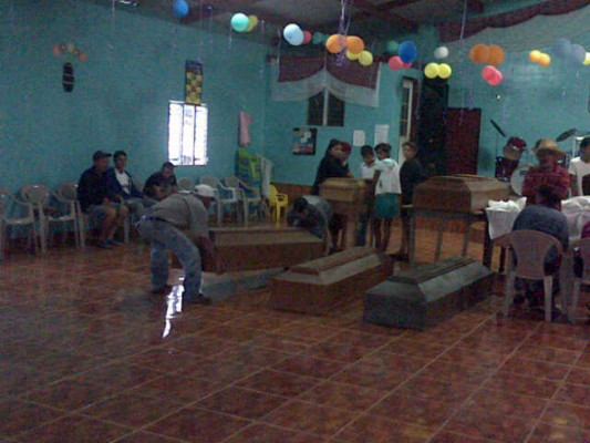 Mueren seis niños soterrados por alud al norte de Honduras 