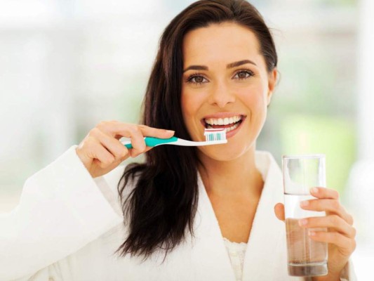 10 malos hábitos que dañan sus dientes