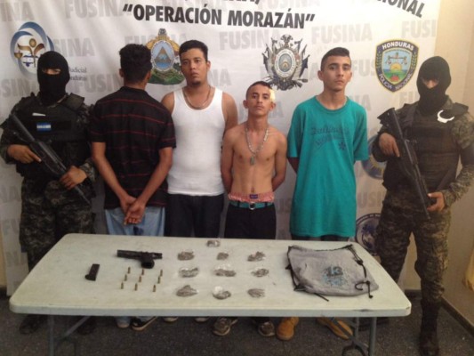 Detienen a supuestos pandilleros cuando golpeaban a una mujer