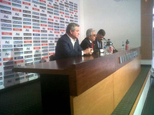 México presenta a su nuevo entrenador: Manuel Vucetich