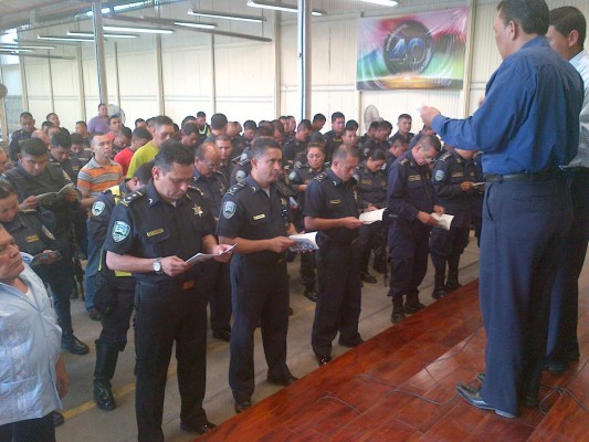 Pastores y policías oran por la paz en Yoro