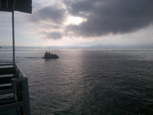 Colombiano cruza nadando dos veces el Lago de Yojoa por noble causa