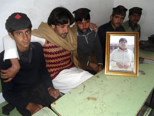 Piden medalla para joven paquistaní que murió al detener un atentado