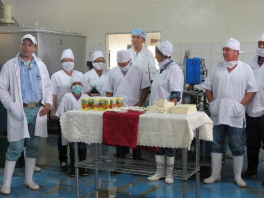 Capacitan a 40 procesadores de leche de El Paraíso