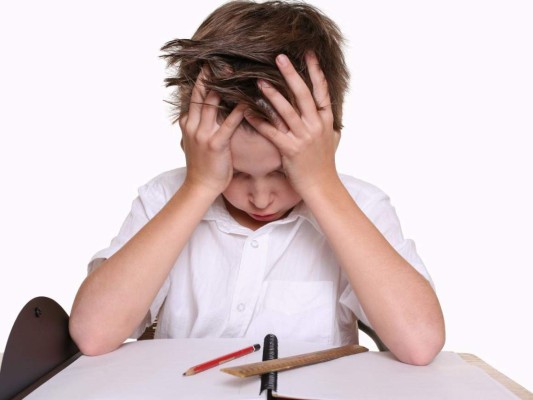 Niños hipertensos tienen problemas para prestar atención