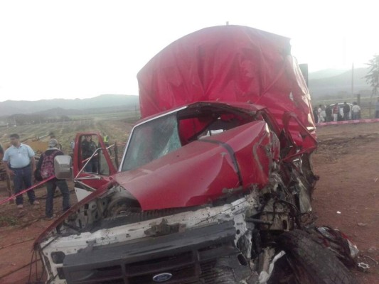 Un muerto y 13 heridos al chocar un carro contra una rastra en Cantarranas