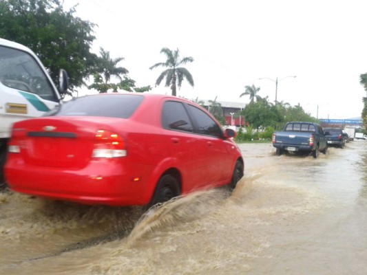 Destrucción, caos y congestionamiento deja lluvia en San Pedro Sula