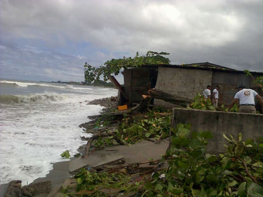 Fuerte oleaje provoca daños a viviendas en La Ceiba