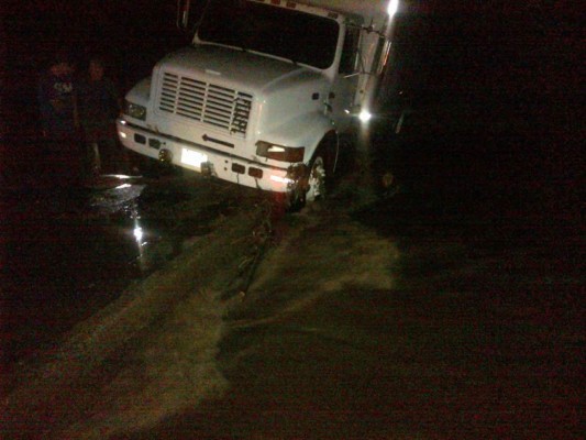 Rescatan a cinco personas atrapadas en el río El Zapote