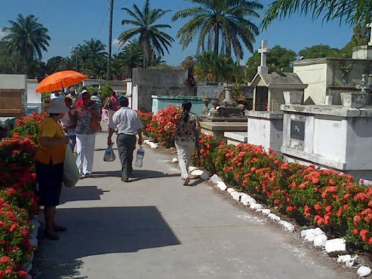 Hondureños concurren a cementerios para coronar a sus muertos