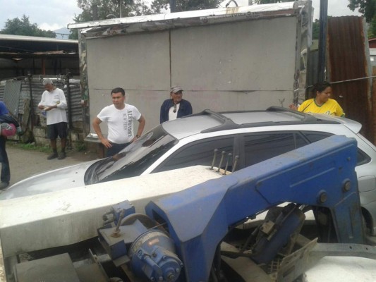 Le cae brazo de grúa cuando levantaba vehículo