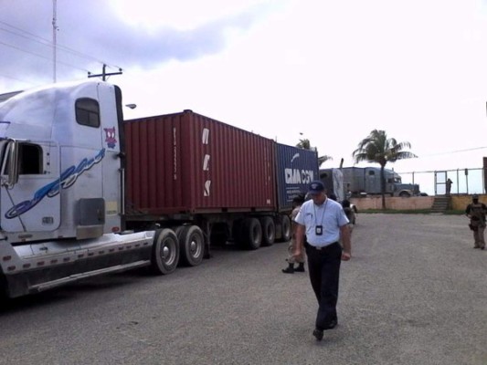 Decomisan dos furgones con supuestos químicos para procesar droga