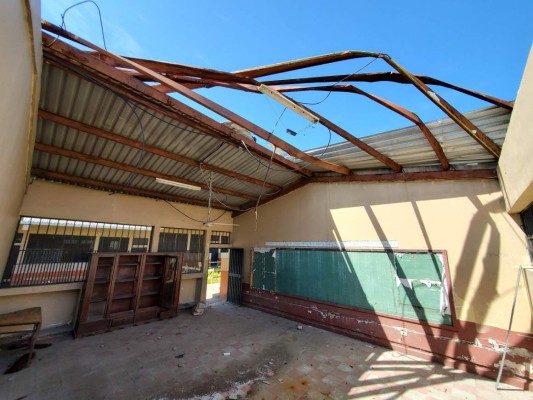 El 60% de centros educativos de Cortés tienen problemas de infraestructura
