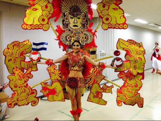 Hondureña se luce con traje típico en Miss Internacional en Japón