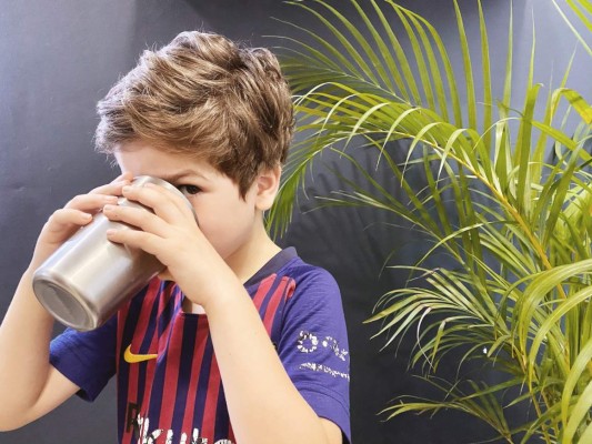¿Cuánto líquido debe tomar un niño según su edad?