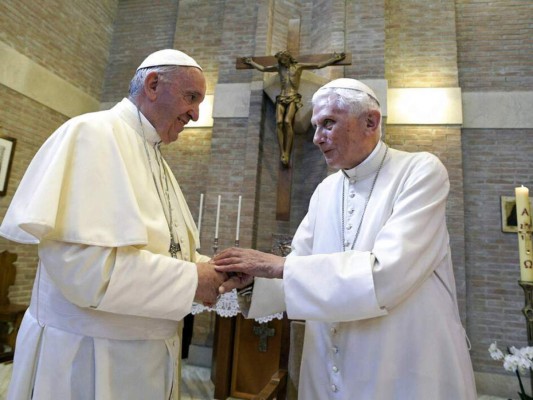 Benedicto XVI pide que su nombre sea retirado de un polémico libro sobre el celibato