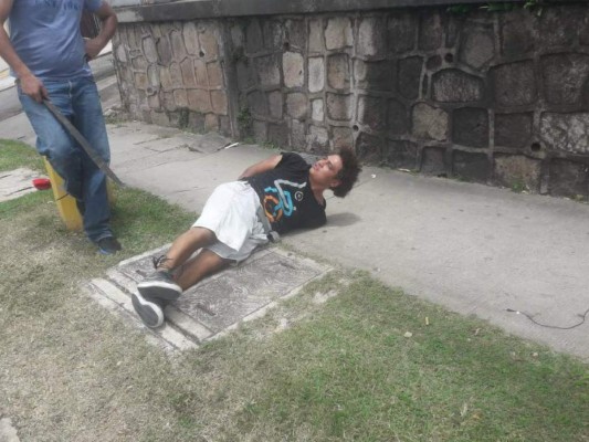 Hondureño somete a supuesto ladrón a punta de machete