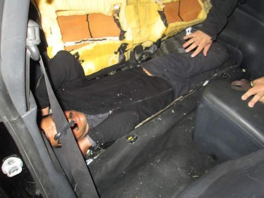 Hallan a inmigrante escondido dentro del asiento de un auto en la frontera
