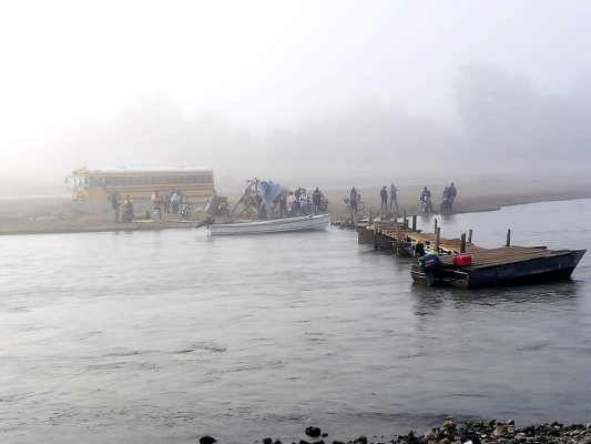 Un calvario cruzar en balsa entre Olanchito y Arenal, Yoro