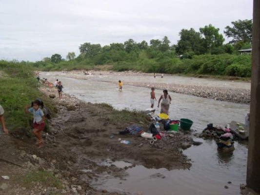 Acusan a empresa de contaminar río