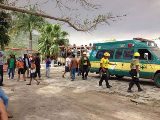 Bomberos de Honduras en alerta por erupción del Chaparrastique