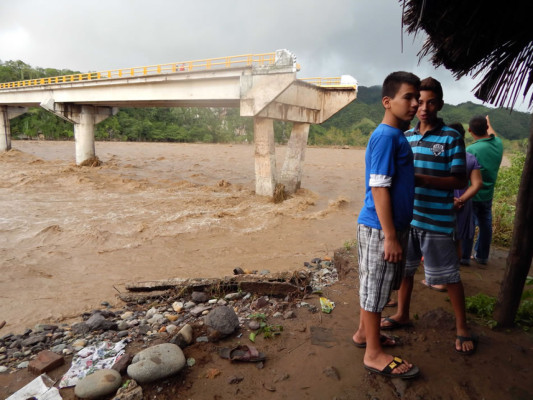 Al menos 40 muertos en México por dos ciclones que se debilitan