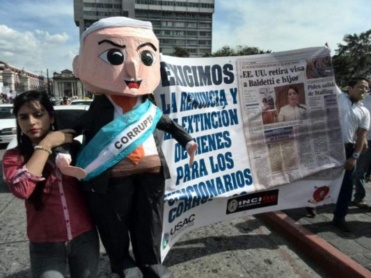Guatemaltecos reclaman renuncia de presidente por corrupción