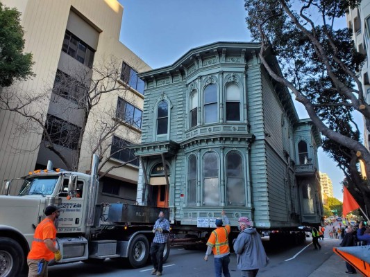 Trasladan una casa victoriana en San Francisco
