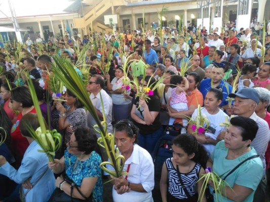 Feligresía católica sampedrana celebra con fervor el Domingo de Ramos