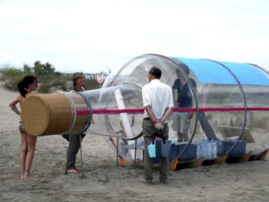 Navegará en un río a bordo de una casa botella