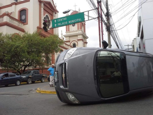 Camioneta se da vuelta al chocar con camión en San Pedro Sula