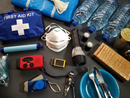 Huracanes: cómo preparar tu kit de emergencia
